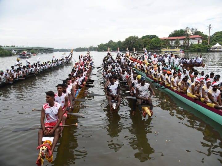 சுண்டன் வீரர்கள் படகுகளை பாடல் ஒலிக்க ஓட்டிச் சென்ற காட்சி.