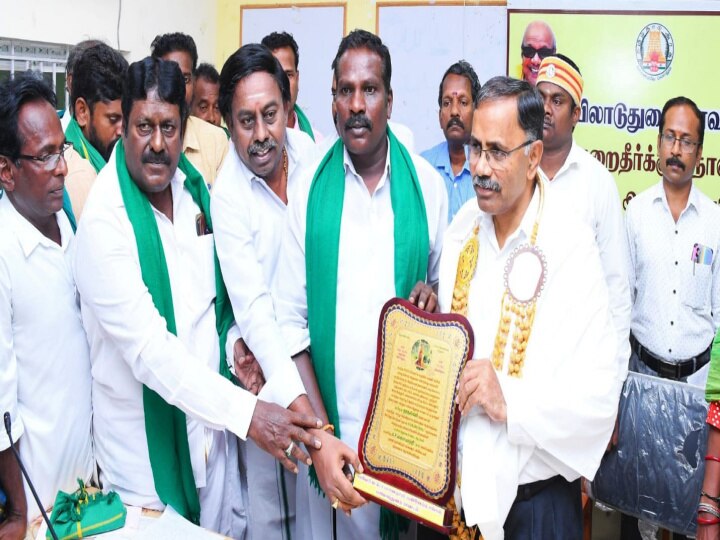 நிவாரணம் பெற்றுத்தந்த ஆட்சியர் - மேளதாள முழங்க சீர்வரிசை எடுத்து வந்து நன்றி தெரிவித்த விவசாயிகள் - மயிலாடுதுறையில் நெகிழ்ச்சி