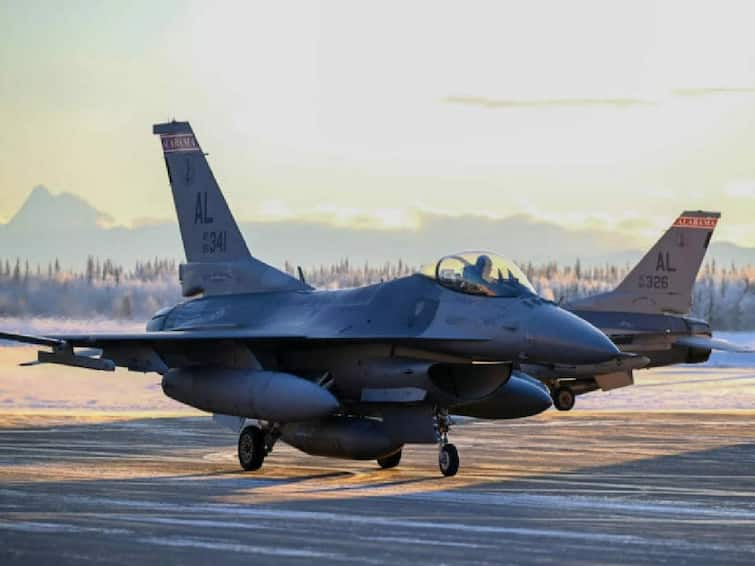 US F-16 Fighter jet Crashes In South Korea During Training Exercise pilot escapes through ejection US F16 Fighter Jet Crash: பரபரப்பு.. தென் கொரியாவில் விபத்துக்குள்ளான அமெரிக்க போர் விமானம்.. உயிர் தப்பிய விமானி..