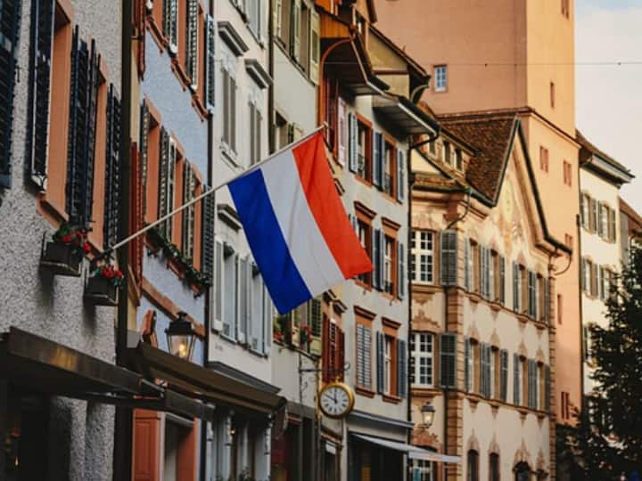 भारत ने नीदरलैंड को 12.6 बिलियन डॉलर का निर्यात किया, जो कुल निर्यात का 3 फीसदी के बराबर था. भारत ने नीदरलैंड को 5.3 बिलियन डॉलर के पेट्रोलियम, 1.8 बिलियन डॉलर के इंजीनियरिंग उत्पादों और 1.8 बिलियन डॉलर के केमिकल्स का निर्यात किया.