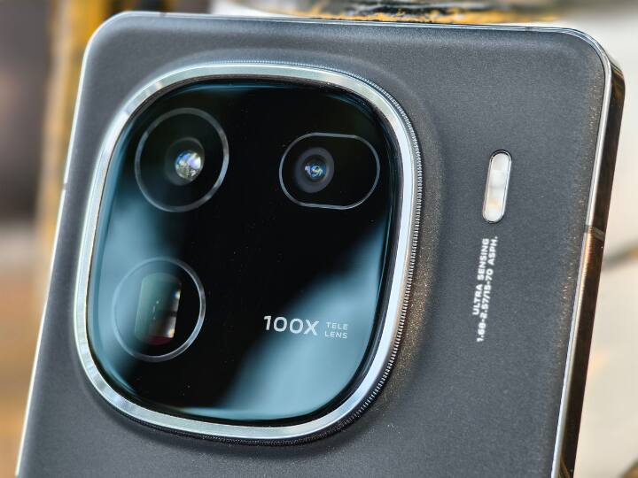 लॉन्च से पहले मोबाइल फोन की तस्वीरें इंटरनेट पर लीक हो चुकी हैं. कई टिपस्टर्स ने स्मार्टफोन का लुक शेयर किया है जिससे आपका इसके डिजाइन का अंदाजा लगा सकते हैं. स्मार्टफोन 2 कलर ऑप्शन में उपलब्ध होगा जिसमें Alpha और लीजेंड शामिल है. यानि ब्लैक और वाइट कलर में आप इसे आर्डर कर पाएंगे.