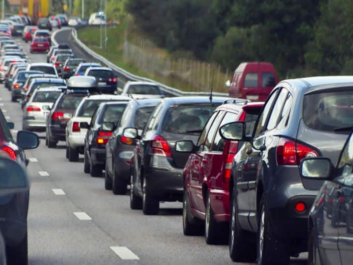 क्या आपकी भी कार या बाइक का चालान कटा है? अगर कट गया है तो इसका मतलब है कि आपने कहीं न कहीं ट्रैफिक नियमों का उल्लंघन किया होगा. अगर आपका चालान बार-बार कटता है तो हम आपको कुछ टिप्स बताएंगे, जिसके बाद आपका चालान नहीं कटेगा.