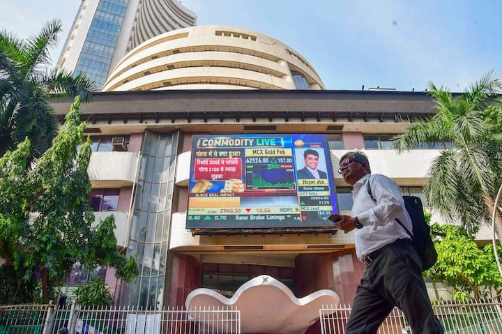 গত সপ্তাহে ভারতীয় শেয়ারবাজারে ঊর্ধ্বগতি ছিল। এই সপ্তাহে বাজারে খুব একটা অস্থিরতা থাকবে না বলে মনে করছেন বিশেষজ্ঞরা। এক নজরে দেখে নেওয়া যাক এই সপ্তাহে বিনিয়োগকারীদের যে বিষয়গুলিতে মনোযোগ দেওয়া দরকার।