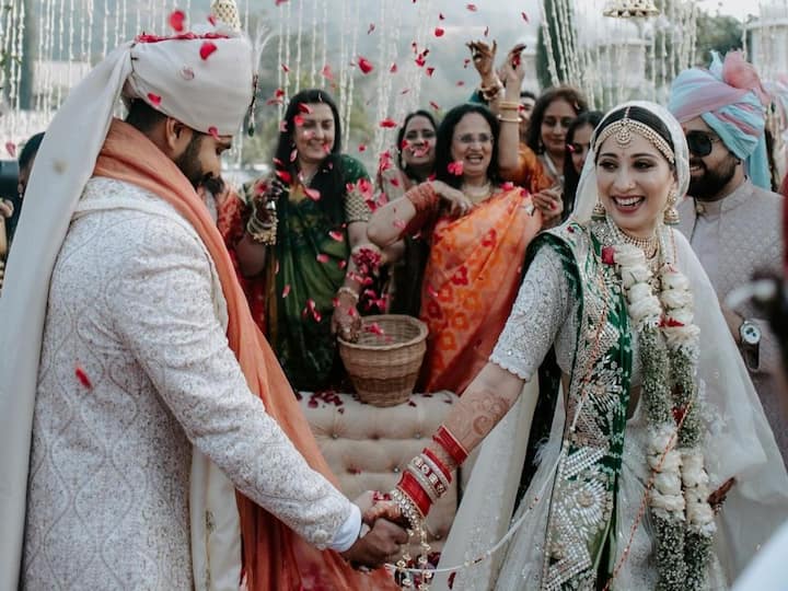 In a traditional wedding, Vrushika Mehta and her fiance Saurabh Ghedia exchanged vows.