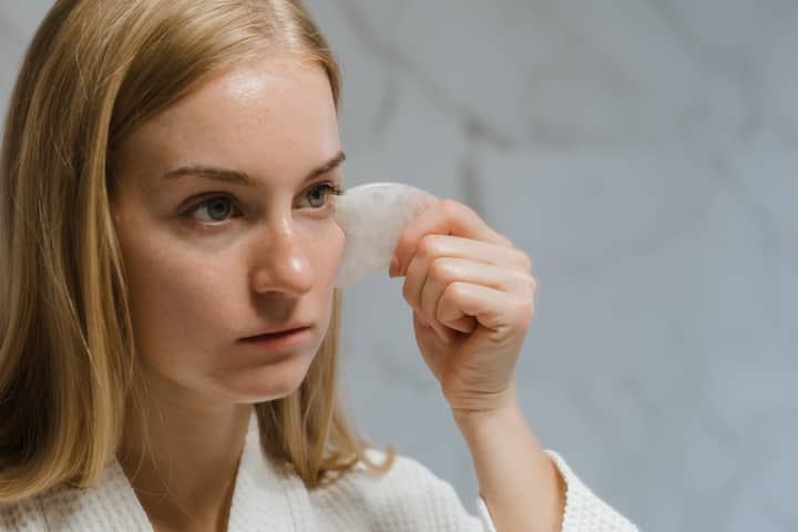 Skin Care Tips: ত্বকের সঠিকভাবে যত্ন করতে চাইলে বিশেষ করে এই শীতের মরশুমে প্রয়োজন ফেস ম্যাসাজ। বাড়িতে সাধারণ ক্রিমের সাহায্যে আপই নিজেই ফেস ম্যাসাজ করতে পারবেন।