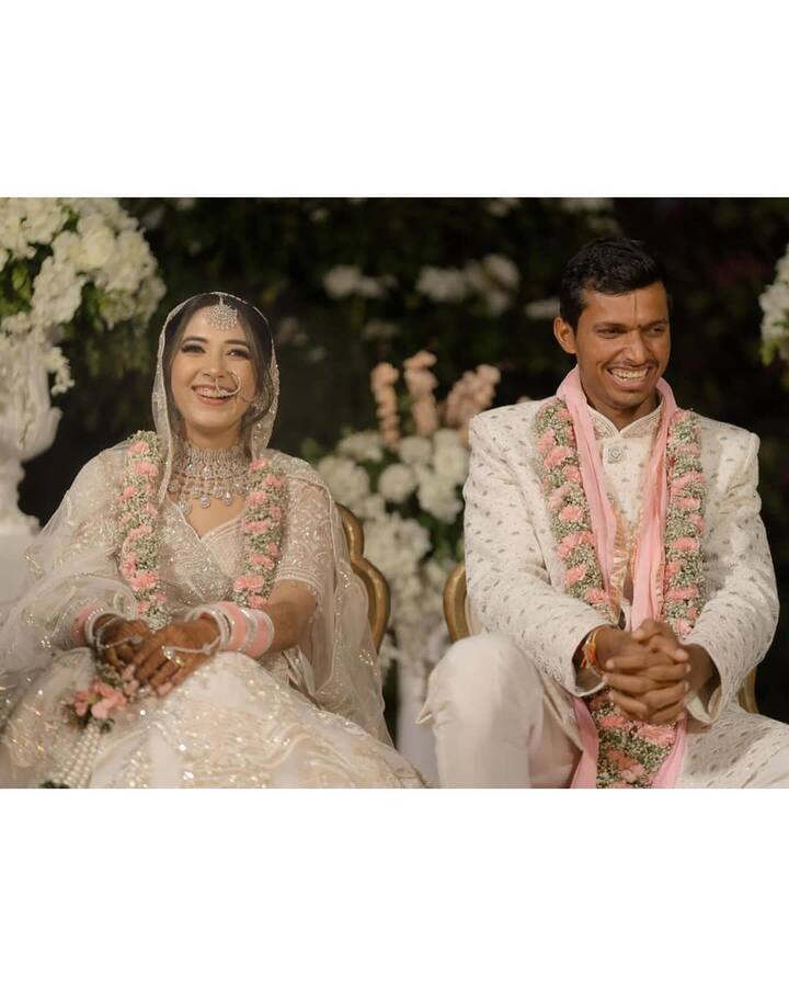 लंबे वक़्त से टीम से बाहर चल रहे तेज़ गेंदबाज़ नवदीप सैनी ने 24 नवंबर, 2023 को शादी की थी. उन्होंने अपनी गर्लफ्रेंड स्वाति अस्थाना से शादी रचाई थी.