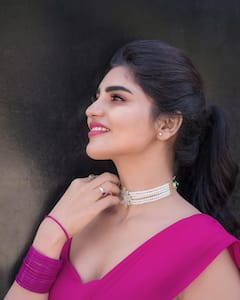 Jabardasth Varsha Photos : పింకీ డ్రెస్​లో ఫంకీ ఫోజులిచ్చిన జబర్దస్త్ వర్ష