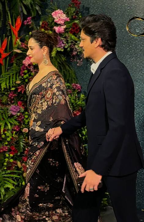 इस रिसेप्शन में उम्दा एक्टर विजय वर्मा अपनी लेडी लव तमन्ना भाटिया के साथ पहुंचे थे. जिनकी तस्वीरें अब सोशल मीडिया पर सामने आई हैं.