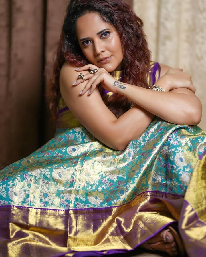 జబర్దస్త్ షోలో యాంకర్గా వ్యవహరించడంతో అనసూయ లైమ్లైట్లోకి వచ్చారు.