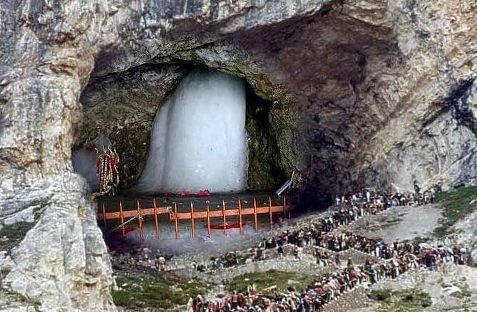 અમરનાથ યાત્રા 2023 - આ વર્ષે અમરનાથ યાત્રા 62 દિવસ સુધી ચાલી હતી. બાબા બર્ફાની એટલે કે અમરનાથ યાત્રા 1 જુલાઈ 2023થી શરૂ થઈ અને 31 ઓગસ્ટ 2023ના રોજ પૂરી થશે. આ વર્ષે 4.40 લાખ લોકોએ અમરનાથની મુલાકાત લીધી હતી.