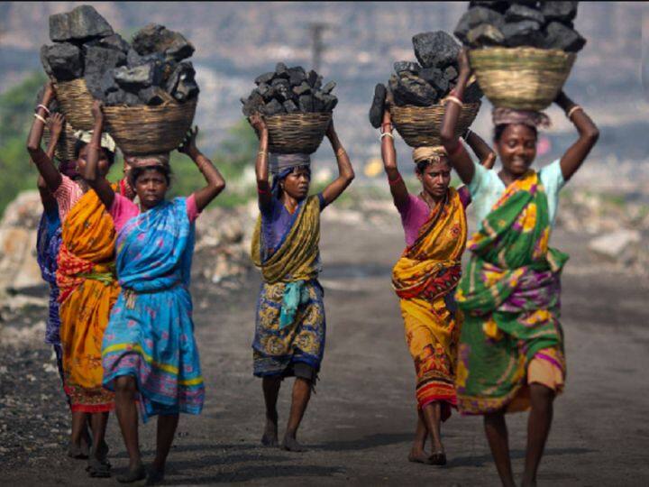 ऐसे में अब जान लेते हैं कि श्रमिकों को क्या लाभ मिलेगा? इस योजना के तहत आर्थिक सहायता के अलावा केंद्र सरकार की ओर से 2 लाख रुपये के दुर्घटना बीमा का लाभ दिया जाता है. ई-श्रम कार्ड योजना का लाभ देश के सभी मजदूर जैसे फेरीवाले, सब्जी विक्रेता, घरेलू कामगार के साथ-साथ छोटी नौकरी करने वाले युवा भी उठा सकते हैं.