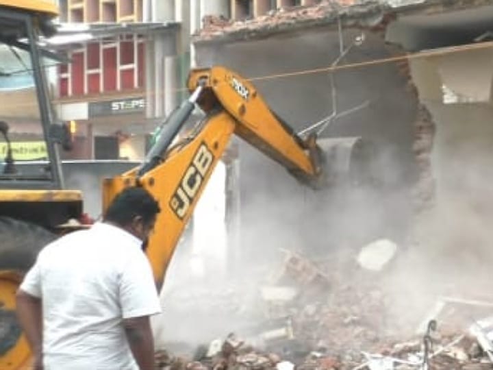 கரூரில் போக்குவரத்துக்கு இடையூறாக இருந்த கடைகள் அகற்றம்
