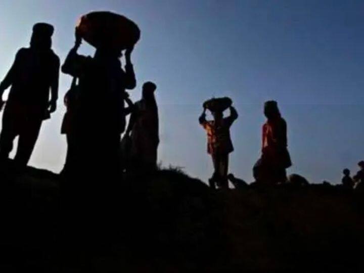 ई-श्रम कार्ड धारक बनने के लिए आपको ऑनलाइन आवेदन करना होगा, इसके लिए आप सबसे पहले ई-श्रम पोर्टल पर जाएं और ई-श्रम विकल्प पर पंजीकरण करें. इसके बाद अब अपना मोबाइल नंबर और ओपीटीपी डालें. इसके बाद ई-श्रम कार्ड फॉर्म के लिए आवेदन जमा करें. इसके बाद आपकी नामांकन प्रक्रिया पूरी हो जाएगी.