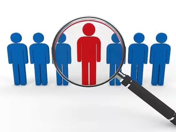 SBI Jobs : वयोमर्यादा : भरतीसाठी अर्ज करणाऱ्या उमेदवारांचं वय 21 ते 30 वर्ष दरम्यान असावं.