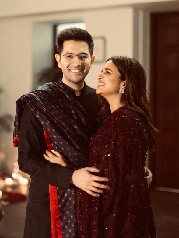 ਜਨਮਦਿਨ ਮੁਬਾਰਕ ਪਤੀ! ਮੈਨੂੰ ਵਾਪਸ ਚੁਣਨ ਲਈ ਧੰਨਵਾਦ'। ਪਰਿਣੀਤੀ ਆਪਣੇ ਬਿਗ ਡੇ 'ਤੇ ਮਨੀਸ਼ ਮਲਹੋਤਰਾ ਦੇ ਬੇਜ ਕਲਰ ਦੇ ਲਹਿੰਗੇ ਵਿੱਚ ਬਹੁਤ ਸੁੰਦਰ ਲੱਗ ਰਹੀ ਸੀ, ਨਾਲ ਹੀ ਉੰਨੇ ਸੋਹਣੇ ਗਹਿਣੇ ਵੀ ਸਨ, ਜੋ ਉਨ੍ਹਾਂ ਦੇ ਆਊਟਫਿਟ ਨਾਲ ਮੈਚ ਕਰ ਰਹੇ ਸਨ।