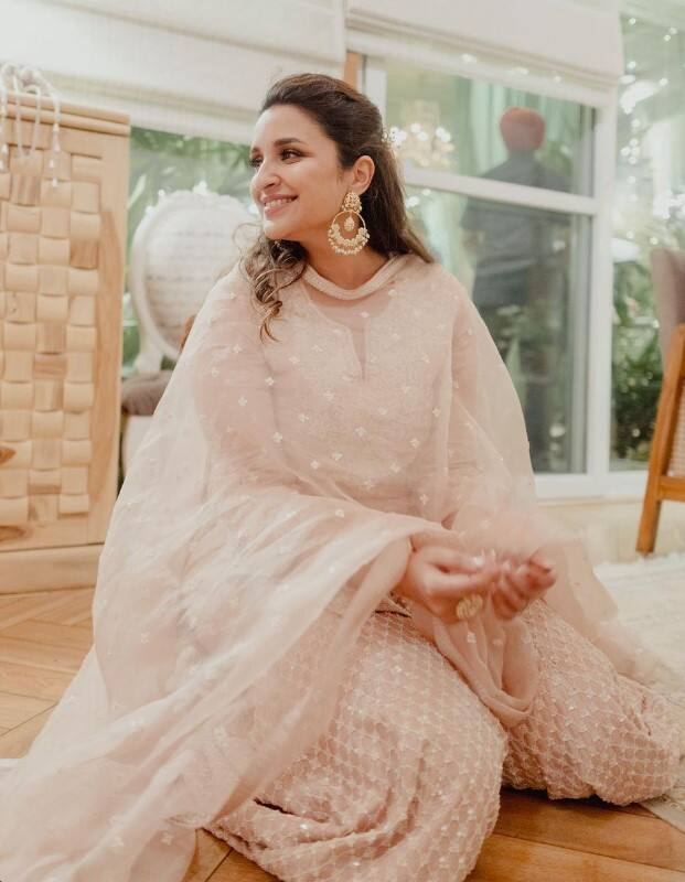 ਵਿਆਹੁਤਾ ਜੀਵਨ ਬਾਰੇ ਆਪਣੇ ਨਜ਼ਰੀਏ ਨੂੰ ਅੱਗੇ ਸਾਂਝਾ ਕਰਦਿਆਂ ਹੋਇਆਂ, ਅਦਾਕਾਰਾ ਨੇ ਕਿਹਾ, 'ਸਾਨੂੰ ਨਹੀਂ ਪਤਾ ਸੀ ਕਿ ਸਾਨੂੰ ਪੂਰੇ ਦੇਸ਼ ਤੋਂ ਇੰਨਾ ਪਿਆਰ ਮਿਲੇਗਾ। ਮੈਨੂੰ ਲੱਗਦਾ ਹੈ ਕਿ ਜੇਕਰ ਤੁਸੀਂ ਸਹੀ ਵਿਅਕਤੀ ਦੇ ਨਾਲ ਹੋ ਤਾਂ ਵਿਆਹੁਤਾ ਜੀਵਨ ਸਭ ਤੋਂ ਵਧੀਆ ਹੁੰਦਾ ਹੈ।