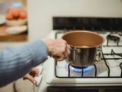 Drinking hot water : उकळलेले पाणी आरोग्यासाठी जास्त फायदेशीर?