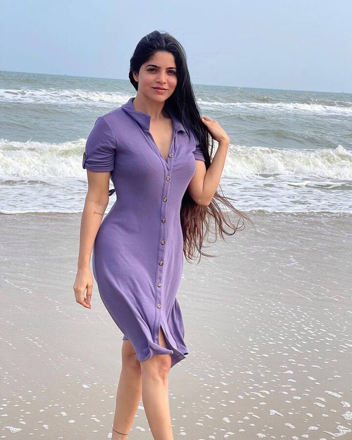 இவரது இந்த புகைப்படங்கள் இணையத்தில் வைரலாகி வருகிறது.