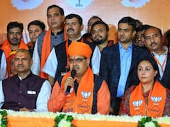 Rajasthan New CM: राजस्थान में सस्पेंस खत्म, भजनलाल शर्मा होंगे CM, वसुंधरा राजे ने दिया गुलदस्ता, देखें तस्वीरें