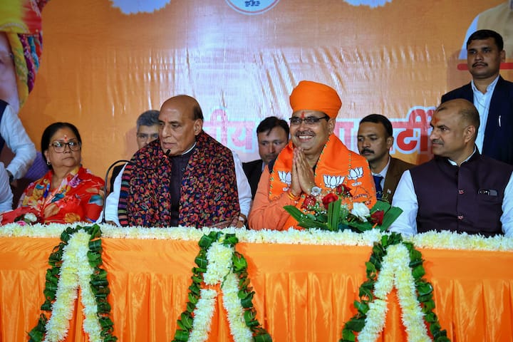 भजनलाल शर्मा को राजस्थान बीजेपी संगठन में सबसे लंबे समय तक सेवा करने वाले महामंत्रियों के साथ-साथ इसलिए भी जाना जाता है कि वो फर्स्ट टाइम चुनाव लड़े और जीत हासिल की. पार्टी ने उनको भरतपुर की बजाय जयपुर की सांगानेर से उतारना सही समझा, क्योंकि वहां उनकी जीत की संभावना कम जताई जा रही थी.