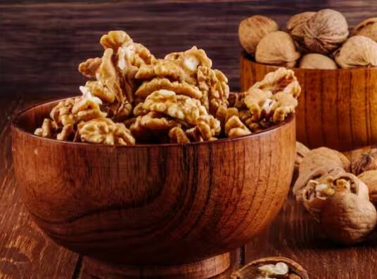ਅਖਰੋਟ 'ਚ ਮੌਜੂਦ L-carnitine ਦਿਮਾਗ ਦੇ ਕੰਮਕਾਜ 'ਚ ਵੀ ਸੁਧਾਰ ਕਰਦਾ ਹੈ। ਇਸ ਨੂੰ ਖਾਣ ਨਾਲ ਯਾਦ ਸ਼ਕਤੀ ਵਧਦੀ ਹੈ, ਫੋਕਸ ਕਰਨ 'ਚ ਮਦਦ ਮਿਲਦੀ ਹੈ ਅਤੇ ਤਣਾਅ ਅਤੇ ਚਿੰਤਾ ਤੋਂ ਰਾਹਤ ਮਿਲਦੀ ਹੈ।