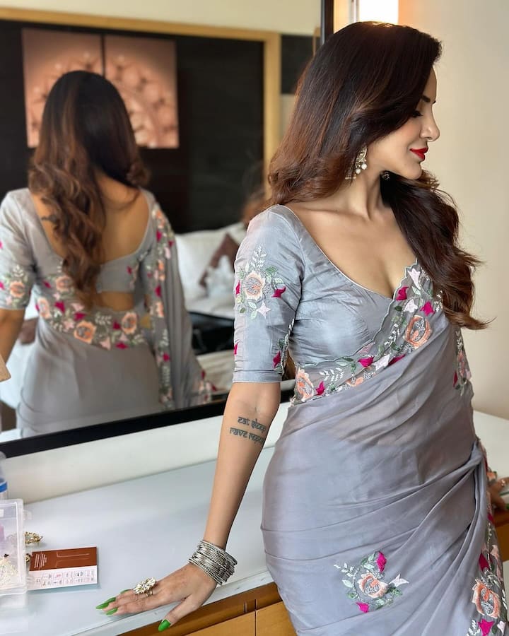 సాంప్రదాయమైన చీరకట్టులో, ట్రెండీగా ఉండే హాట్ డ్రెస్ల్లోనూ ఈ భామ అందంగా కనిపిస్తుంది.