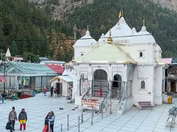 ગંગોત્રી-યમુનોત્રી ધામ યાત્રા 2023 - દર વર્ષે લાખો ભક્તો માતા ગંગા અને યમુનોત્રીનું મૂળ સ્થાન ગંગોત્રી આવે છે, જે માતા યમુનાનું મૂળ સ્થાન છે. ગંગોત્રી-યમુનોત્રી યાત્રા 22 એપ્રિલ 2023 ના રોજ શરૂ થઈ હતી. બંને યાત્રા 14-15 નવેમ્બરના રોજ પૂર્ણ થઈ હતી. દરવાજા બંધ થયા પછી, માતા ગંગાની ઉત્સવની શોભાયાત્રા તેના માતાના ઘર, મુખીમઠ મુખબા જાય છે. ખુશીમઠ ખાતે શિયાળામાં છ મહિના સુધી માતા યમુનાની પૂજા કરવામાં આવે છે.