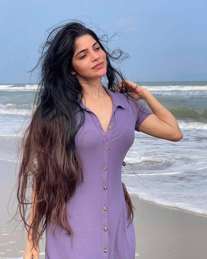 தற்போது பீச்சில் உலாவுவது போல் சில புகைப்படங்களை பதிவிட்டுள்ளார்.