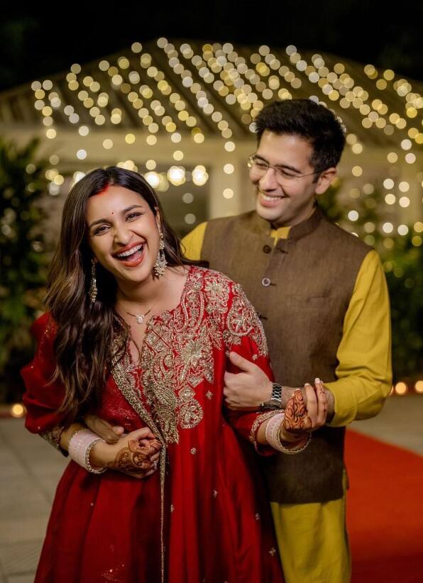 ਪਰਿਣੀਤੀ ਚੋਪੜਾ ਨੇ ਰਾਘਵ ਚੱਢਾ ਨਾਲ ਵਿਆਹ ਤੋਂ ਬਾਅਦ ਰਾਜਨੀਤੀ ਵਿੱਚ ਆਉਣ ਬਾਰੇ ਖੁੱਲ੍ਹ ਕੇ ਗੱਲ ਕੀਤੀ। ਹਾਲ ਹੀ ਵਿੱਚ ਇੱਕ ਇੰਟਰਵਿਊ ਵਿੱਚ, ਪਰਿਣੀਤੀ ਚੋਪੜਾ ਨੂੰ ਉਨ੍ਹਾਂ ਦੇ ਪਤੀ ਰਾਘਵ ਚੱਢਾ ਦੀ ਸਿਆਸੀ ਸ਼ਮੂਲੀਅਤ ਦੇ ਮੱਦੇਨਜ਼ਰ ਰਾਜਨੀਤੀ ਵਿੱਚ ਆਉਣ ਬਾਰੇ ਪੁੱਛਿਆ ਗਿਆ ਸੀ।