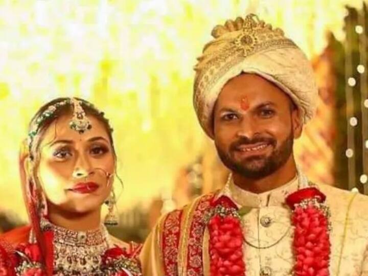 भारतीय तेज़ गेंदबाज़ मुकेश कुमार ने हाल ही में 28 नवंबर को शादी की थी. मुकेश ने ऑस्ट्रेलिया के खिलाफ टी20 सीरीज़ के बीच ही शादी रचाई थी.