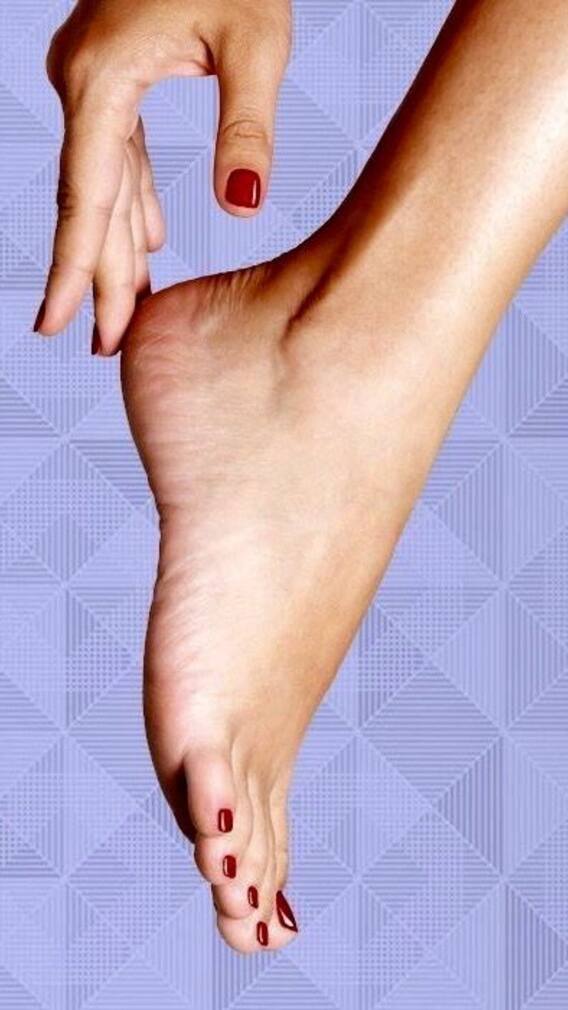 কোন ভিটামিনের অভাবে পায়ের গোড়ালি ফাটে ?