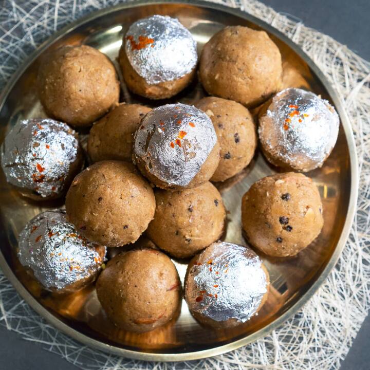 ਸਰਦੀਆਂ 'ਚ ਅਜਿਹੇ ਕਈ ਖਾਣੇ ਖਾਧੇ ਜਾਂਦੇ ਹਨ ਜੋ ਸਾਡੇ ਸਰੀਰ ਨੂੰ ਗਰਮ ਰੱਖਣ 'ਚ ਮੱਦਦਗਾਰ ਹੁੰਦੇ ਹਨ। ਪੰਜੀਰੀ, ਪਿੰਨੀਆਂ, ਖੋਆ ਆਦਿ ਅਜਿਹੀਆਂ ਕਈ ਚੀਜ਼ਾਂ ਹਨ ਜੋ ਇਹਨੀਂ ਦਿਨੀਂ ਘਰਾਂ 'ਚ ਬਣਾਕੇ ਰੱਖ ਲਈਆਂ ਜਾਂਦੀਆਂ ਹਨ। ਇਹ ਸਾਡੇ ਸਰੀਰ ਨੂੰ ਪੌਸ਼ਕ ਤੱਤ ਦਿੰਦੀਆਂ ਹਨ, ਜਿਸ ਨਾਲ ਸਰੀਰ ਤਾਕਤਵਰ ਹੁੰਦਾ ਹੈ।