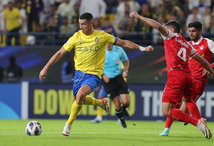 இதில் தொடக்கம் முதலே ஆதிக்கம் செலுத்தி வந்த இரு அணிகளும் மாறி மாறி பந்தை வலைக்குள் தள்ள கடுமையாக போராடின.