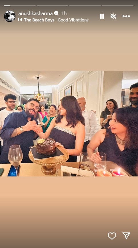चॉकलेट केक काटा, दोस्तो संग की मस्ती', Anushka Sharma और विराट कोहली ने ऐसे सेलिब्रेट की वेडिंग एनिवर्सरी, देखें Inside तस्वीरें