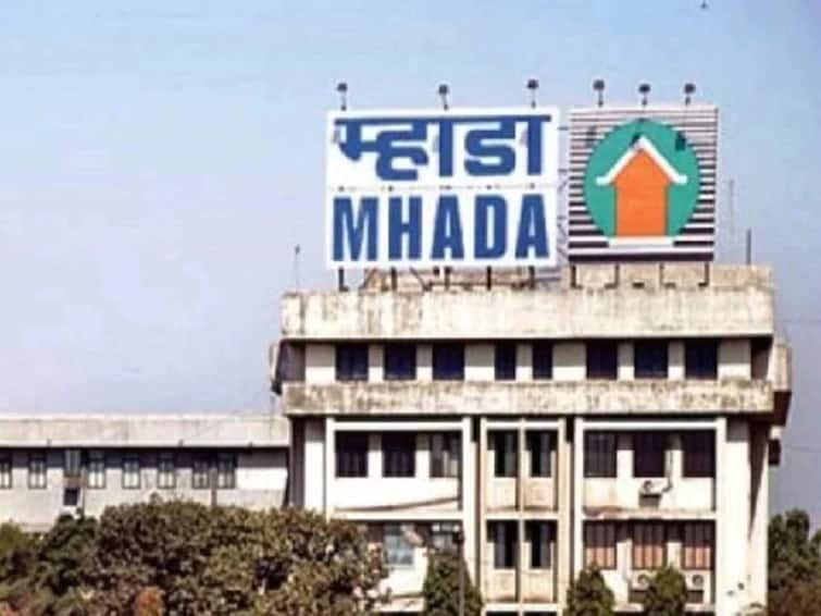 mhada llotment of flat keys to 160 beneficiaries of Bombay Dyeing and Srinivas Mills in Mill Worker Lottery of MHADA MHADA : म्हाडाच्या गिरणी कामगार सोडतीतील बॉम्बे डाईंग आणि श्रीनिवास मिलमधील 160 लाभधारकांना सदनिकांच्या चाव्यांचे वाटप
