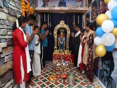 ரஜினி சிலைக்கு திருவாச்சியும் நாக கிரீடம்; சிறப்பு வழிபாடு நடத்திய ரஜினியின் தீவிர பக்தர்