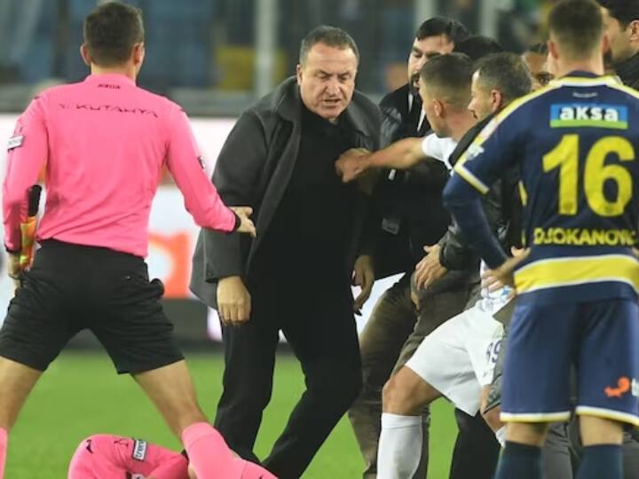 Shocking scenes in Turkey Super League Football Match Video goes viral on social media sports news Watch: पहले मारा मुक्का, फिर गिराया और खूब चली लातें..., टीम मालिक की शर्मनाक हरकत के बाद लीग सस्पेंड