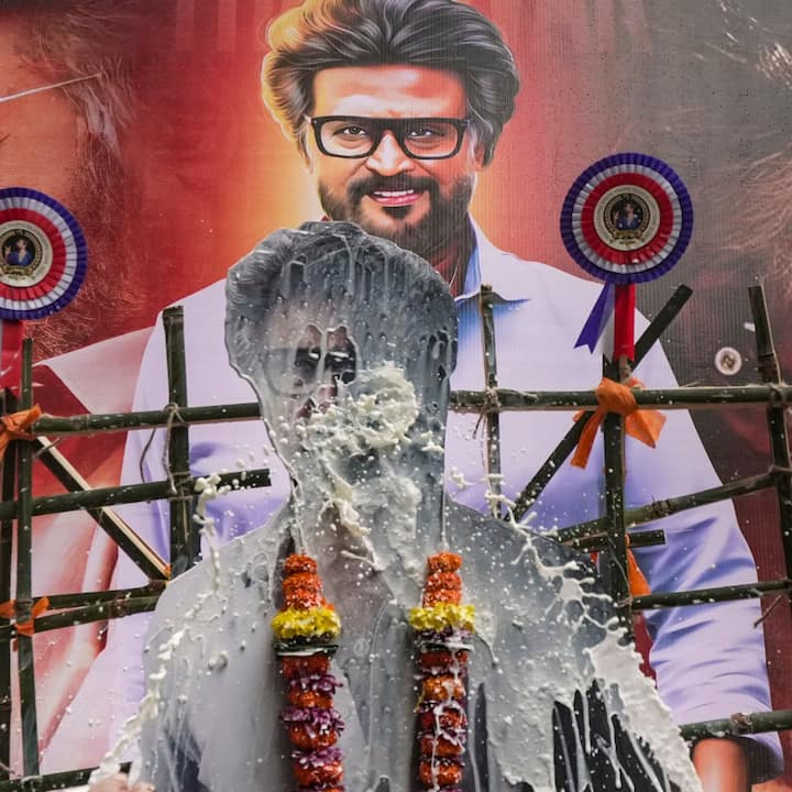 'মুথু' ছবির সেই সংলাপ একবার মনে করে দেখুন। রজনীকান্ত যেখানে বলছেন, 'কেউ জানে না আমি কীভাবে বা কখন আসব। যখন সঠিক সময় আসবে আমি তখনই আসব।'