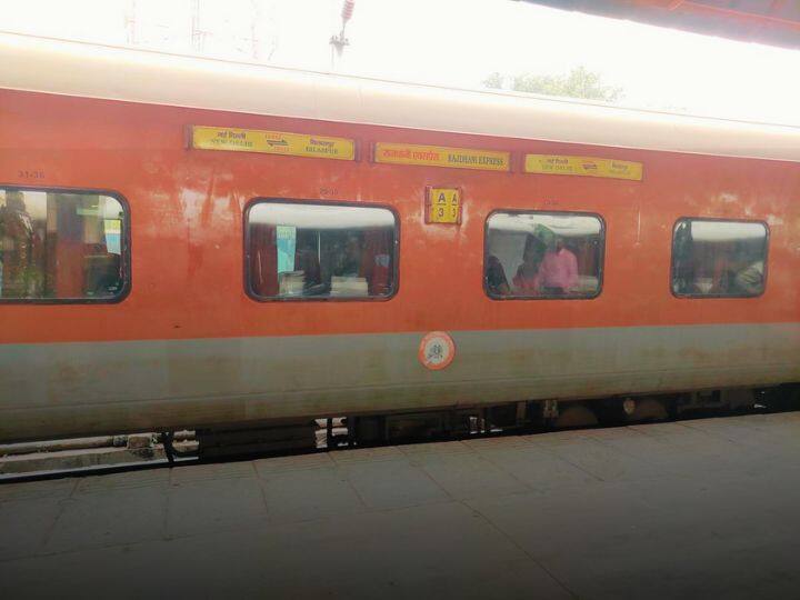 क्या आपका टिकट कन्फर्म नहीं है और आप ट्रेन से यात्रा कर रहे हैं? ऐसे में चलती ट्रेन में आपका टिकट कन्फर्म हो सकता है. तो आइए जानते हैं कैसे मिलेगा कन्फर्म टिकट.