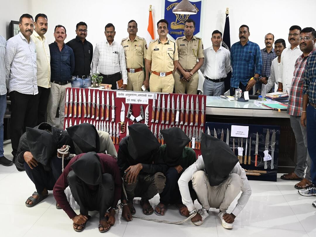 Amravati News : खळबळजनक! अमरावती शहरात घातक मोठा शस्त्रसाठा जप्त; 6 जणांची टोळी गजाआड Amravati Police seized various illegal arms and arrest 6 accused at Amravati Maharashtra Amravati News : खळबळजनक! अमरावती शहरात घातक मोठा शस्त्रसाठा जप्त; 6 जणांची टोळी गजाआड