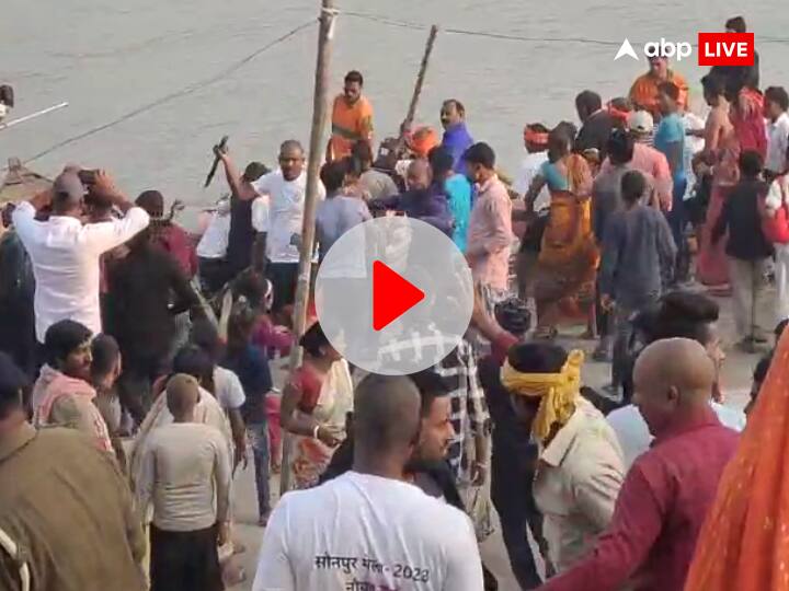 Hajipur Sailors Won The Race Fight in Sonepur Mela After Dispute 6 people injured Live Video ANN LIVE VIDEO: सोनपुर मेले में बवाल! नाविकों के रेस में हाजीपुर जीता तो विवाद में चलीं लाठियां, 6 लोग घायल