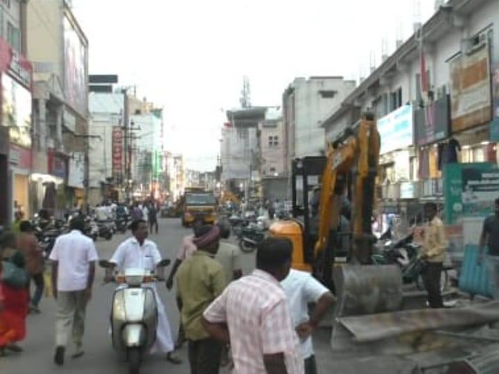 Karur news Demolition of bockline with machinery on order of Commissioner TNN கரூரில் போக்குவரத்துக்கு இடையூறாக இருந்த கடைகள் அகற்றம்