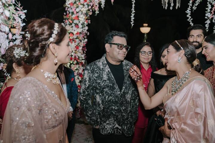 वहीं, दूसरी तस्वीर में नीति एआर रहमान के साथ पोज देते हुए देखा जा सकता है. बता दें अपने रिसेप्शन डे पर मुक्ति मोहन रेड कलर की साड़ी में बेहद ही खूबसूरत नजर आ रही हैं.