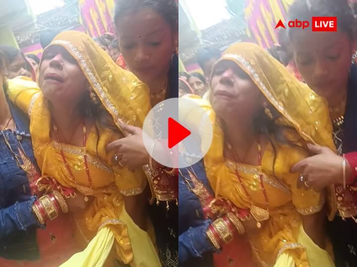 bride started crying loudly on farewell funny video went viral watch dulhan ka viral video Bride Viral Video: विदाई के समय दहाड़ मारकर रोने लगी दुल्हन, वीडियो देख यूजर्स बोले- 'मगरमच्छ के आंसू मत बहाओ...'