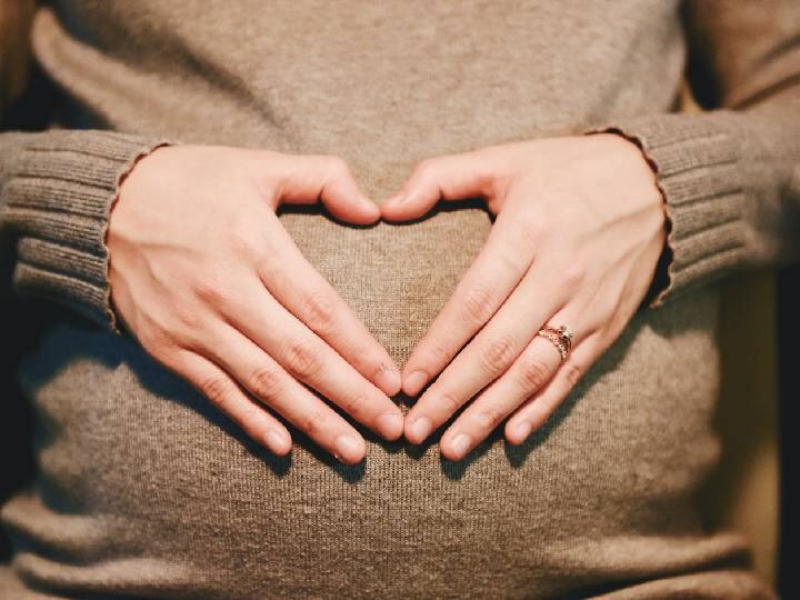 प्रत्येक ऋतूमध्ये गरोदर महिलांना स्वत:ची अत्यंत काळजी घ्यावी लागत असली, तरी हिवाळ्यात आपले आरोग्य अधिक संवेदनशील बनते. अशा परिस्थितीत निरोगी राहण्यासाठी या गोष्टींचे सेवन करणे आवश्यक आहे.