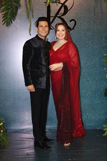 Randeep Hooda Lin Laishram Photos: બોલિવૂડ એક્ટર રણદીપ હુડા અને લિન લેશરામે તેમના લગ્ન બાદ હવે મુંબઈમાં ભવ્ય રિસેપ્શન આપ્યું છે. જેમાં કપલનો રોયલ લુક જોવા મળ્યો હતો.
