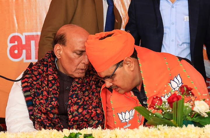 भजनलाल शर्मा के बीजेपी नेताओं के साथ-साथ राष्ट्रीय स्वयंसेवक संघ से भी करीब हैं. उनके पार्टी और संघ दोनों में अच्छे संबंध होने का बड़ा फायदा मिला है. बीजेपी के वैचारिक संरक्षक राष्ट्रीय स्वयंसेवक संघ की छात्र शाखा अखिल भारतीय विद्यार्थी परिषद से जुड़े रहे हैं.