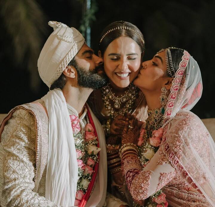 इन प्यारी सी तस्वीरों को शेयर करते हुए नीति ने अपनी बहन और कुणाल ठाकुर को शादी की बधाई दी और साथ ही एक स्पेशल नोट भी लिखा.
