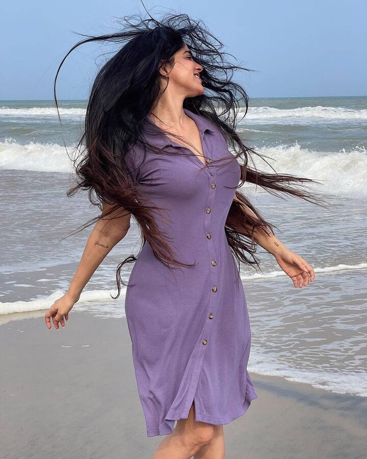 இன்ஸ்டாவில் ஆக்டீவாக இருக்கும் திவ்யா, பல புகைப்படங்களை பதிவிடுவார்.