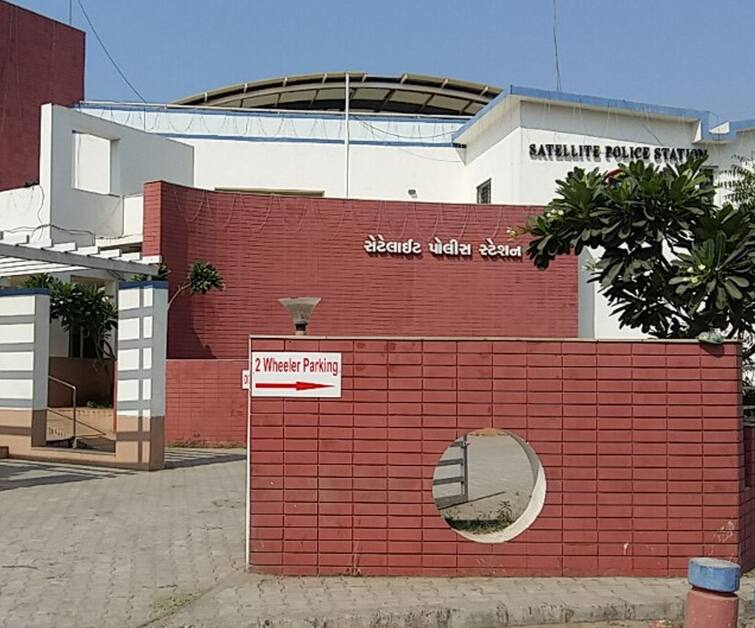 Ahmedabad: A complaint was registered against four usurers at the satellite police station. Ahmedabad: અમદાવાદમા વ્યાજ ના ચૂકવતા વ્યાજખોરોએ પડાવી કાર, કિડની વેચી નાખવાની આપી ધમકી